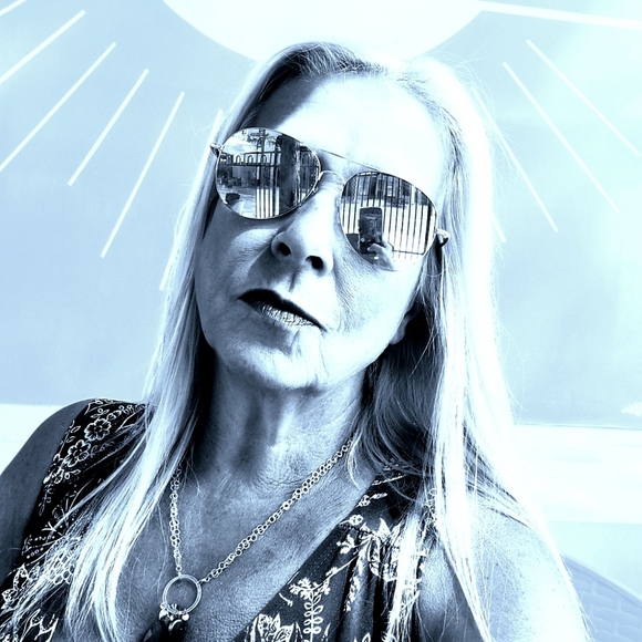 Meet your Posher, Stephanie - Picture 1 of 1